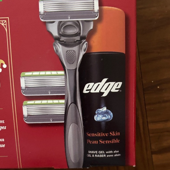 Schick Hydro Sensitive Razor Set - Picture 2 of 3